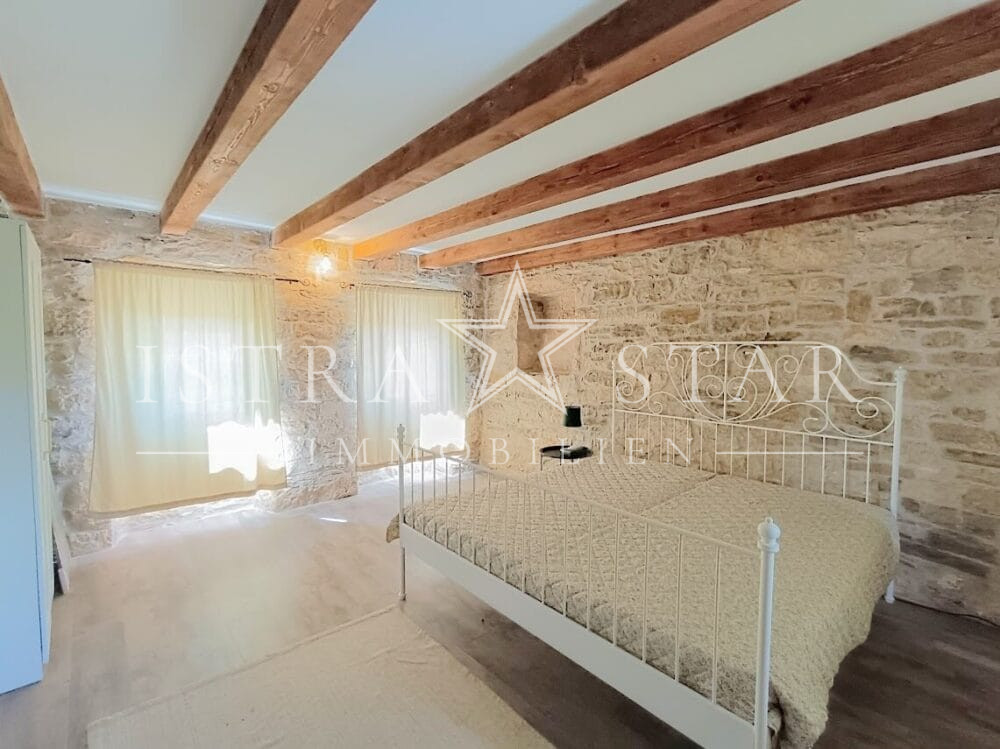 Renoviertes Doppelsteinhaus im charmanten istrischen Architekturstil in ruhiger Gegend bei Motovun