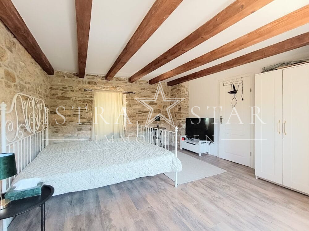 Renoviertes Doppelsteinhaus im charmanten istrischen Architekturstil in ruhiger Gegend bei Motovun