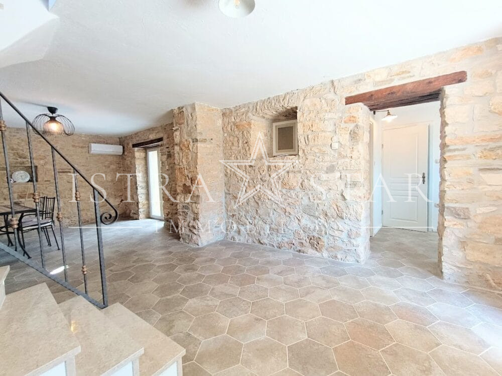 Renoviertes Doppelsteinhaus im charmanten istrischen Architekturstil in ruhiger Gegend bei Motovun