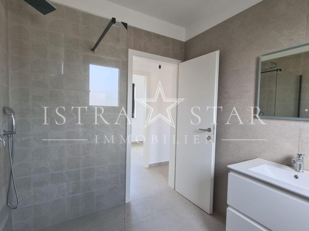 Modernes Vierzimmerapartment im Neubau mit großer Dachterrasse in begehrter Meeresregion