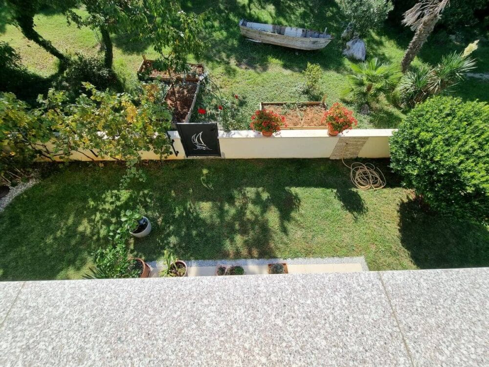Doppelhaushälfte mit zwei unabhängigen Wohnungen und gepflegtem Garten in begehrter Lage von Porec