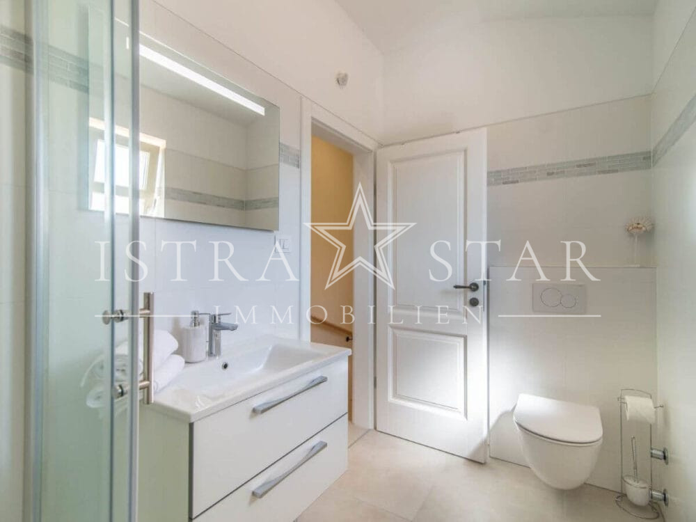 Istrisches Traumhaus mit Pool, Garten und Sommerküche, ruhige Lage, Meeresnähe in Porec