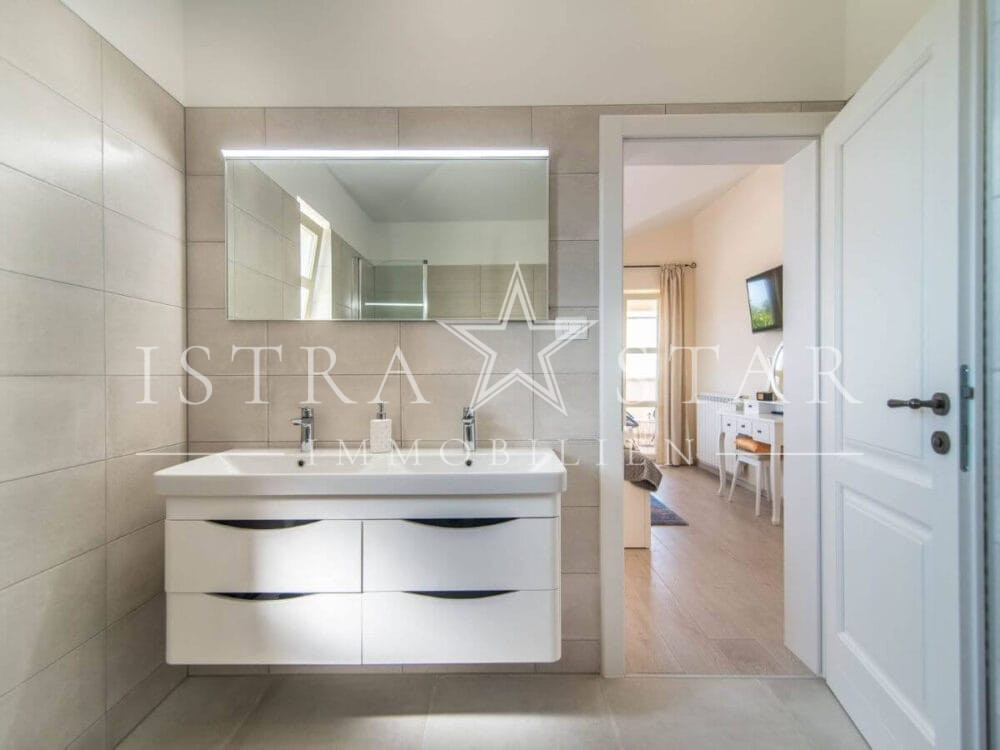 Istrisches Traumhaus mit Pool, Garten und Sommerküche, ruhige Lage, Meeresnähe in Porec
