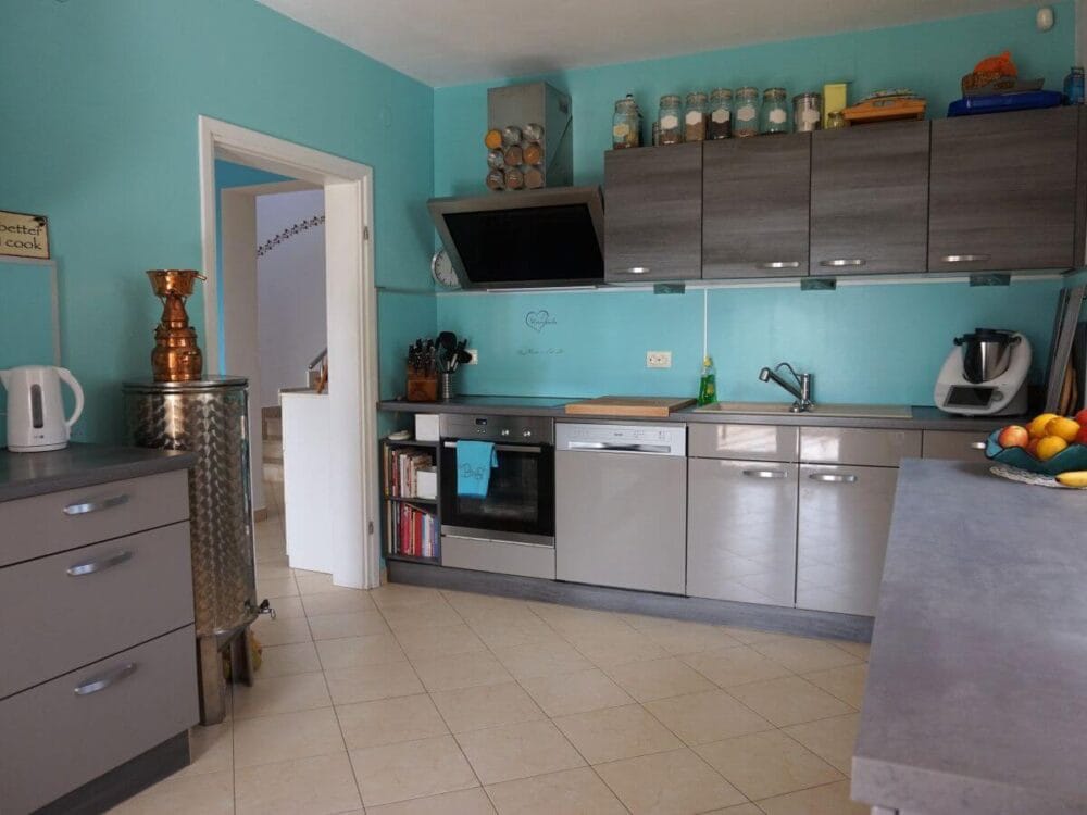 Schönes Haus mit Pool und gepflegtem Garten in beliebter Lage mit Meerblick, nahe Porec