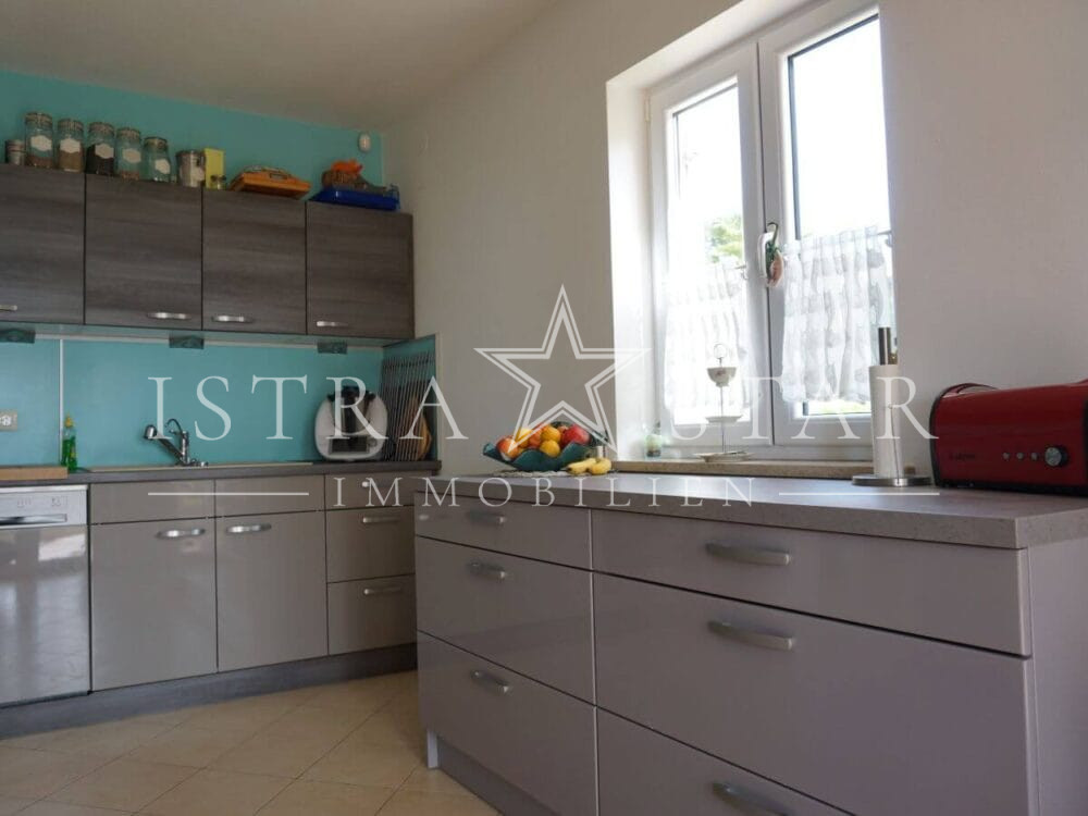 Schönes Haus mit Pool und gepflegtem Garten in beliebter Lage mit Meerblick, nahe Porec