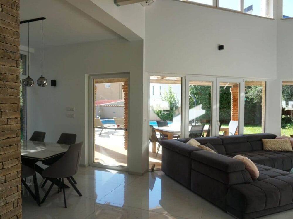 Modernes Domizil, Doppelhaushälfte mit Pool, Garten und offener Galerie nahe Visnjan