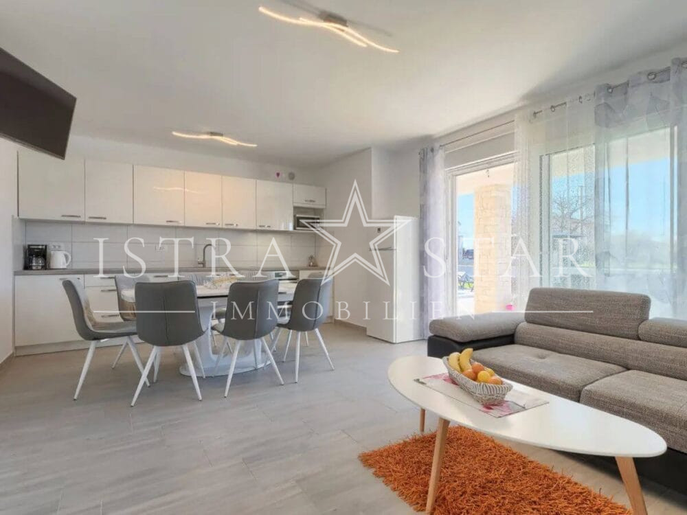 Stilvolle Villa mit Pool und gepflegtem Garten in ruhiger Umgebung, nahe Porec