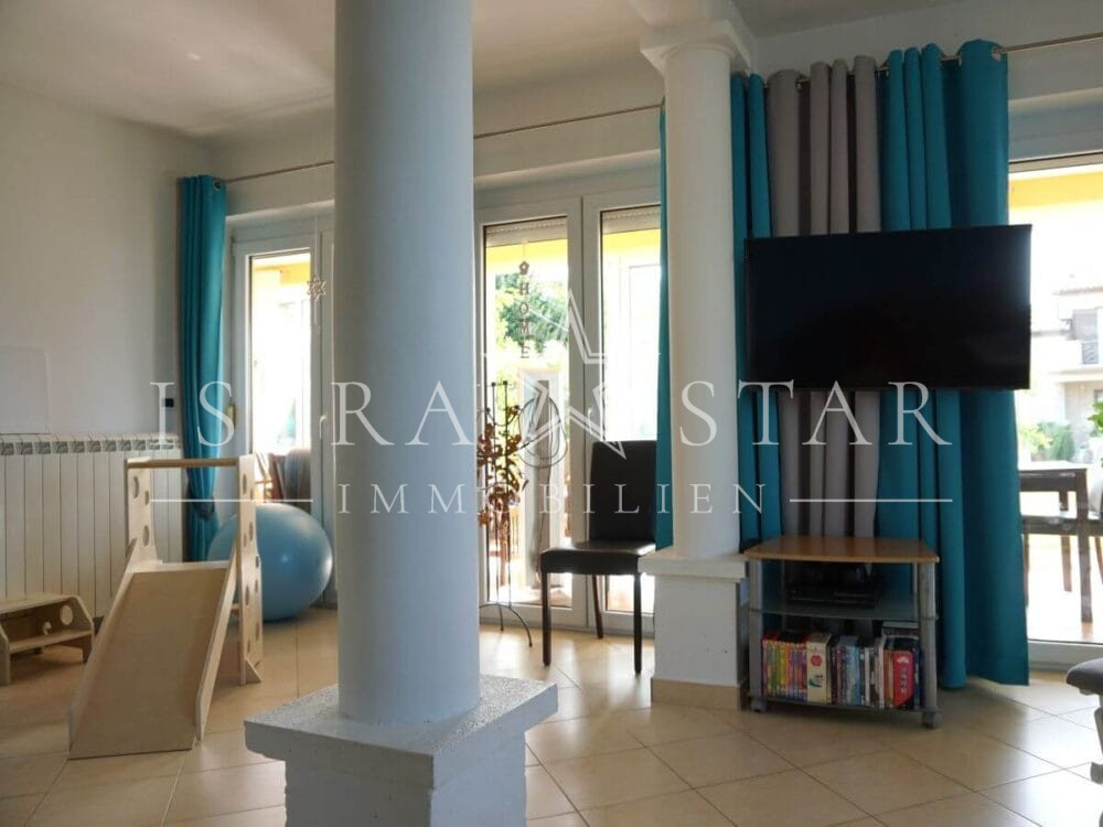 Schönes Haus mit Pool und gepflegtem Garten in beliebter Lage mit Meerblick, nahe Porec
