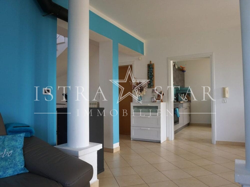 Schönes Haus mit Pool und gepflegtem Garten in beliebter Lage mit Meerblick, nahe Porec