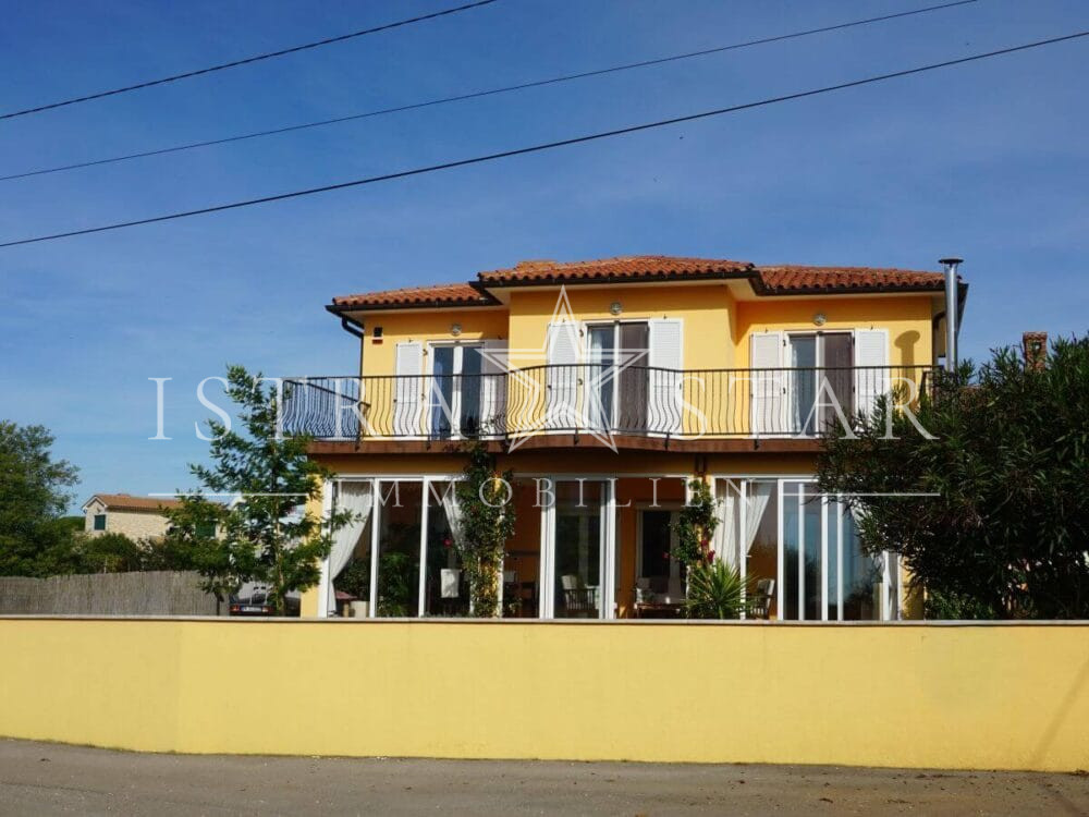 Schönes Haus mit Pool und gepflegtem Garten in beliebter Lage mit Meerblick, nahe Porec