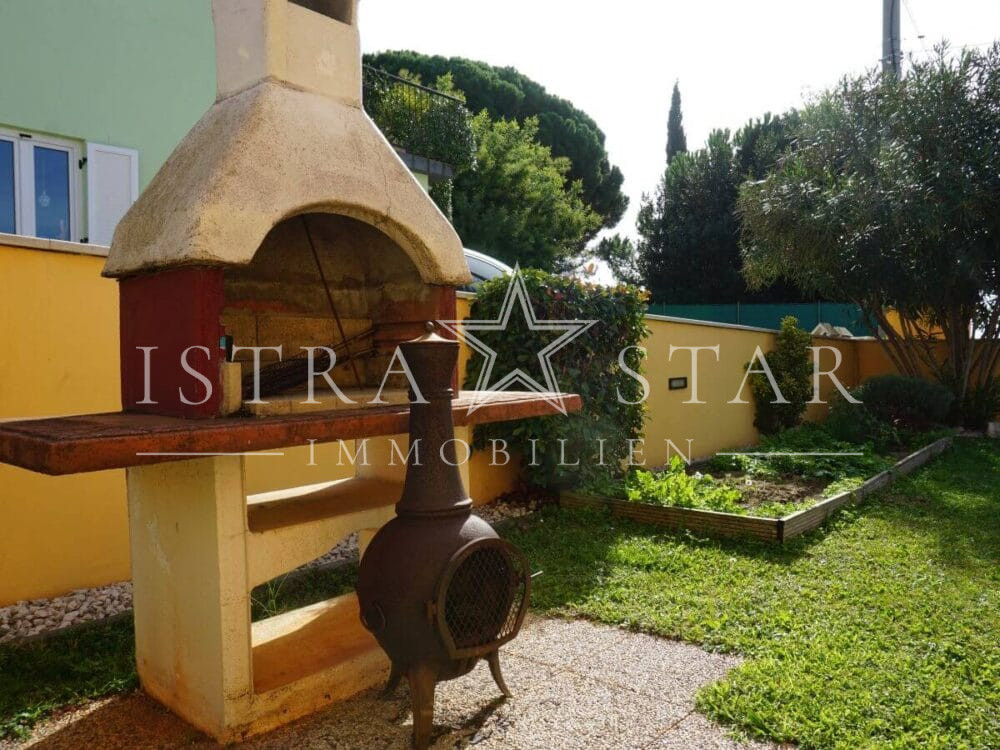 Schönes Haus mit Pool und gepflegtem Garten in beliebter Lage mit Meerblick, nahe Porec