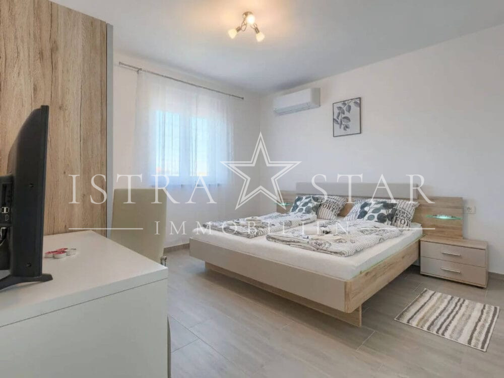 Stilvolle Villa mit Pool und gepflegtem Garten in ruhiger Umgebung, nahe Porec
