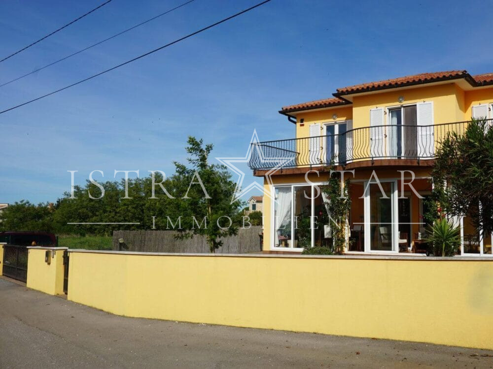 Schönes Haus mit Pool und gepflegtem Garten in beliebter Lage mit Meerblick, nahe Porec