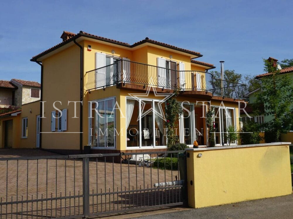 Schönes Haus mit Pool und gepflegtem Garten in beliebter Lage mit Meerblick, nahe Porec