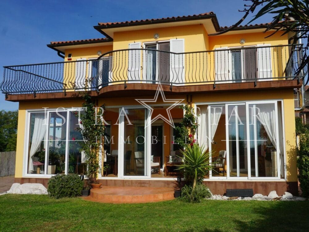 Schönes Haus mit Pool und gepflegtem Garten in beliebter Lage mit Meerblick, nahe Porec