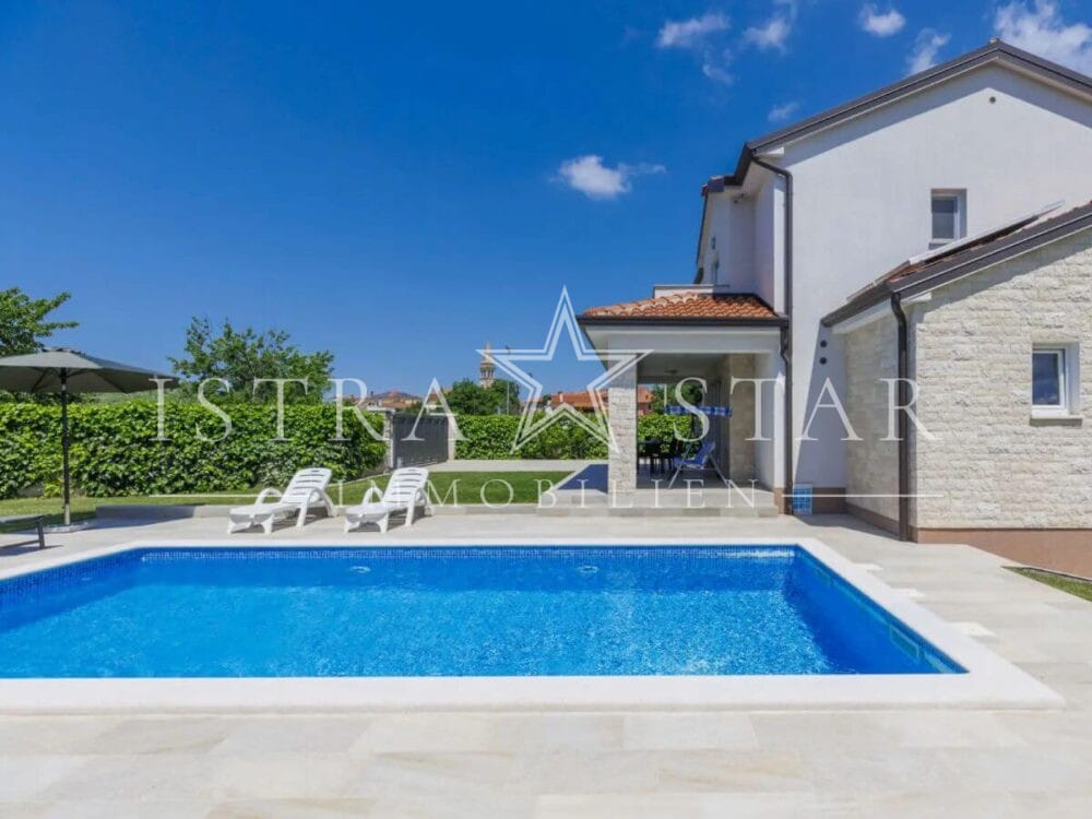 Stilvolle Villa mit Pool und gepflegtem Garten in ruhiger Umgebung, nahe Porec