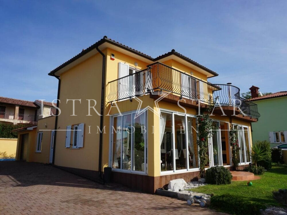 Schönes Haus mit Pool und gepflegtem Garten in beliebter Lage mit Meerblick, nahe Porec