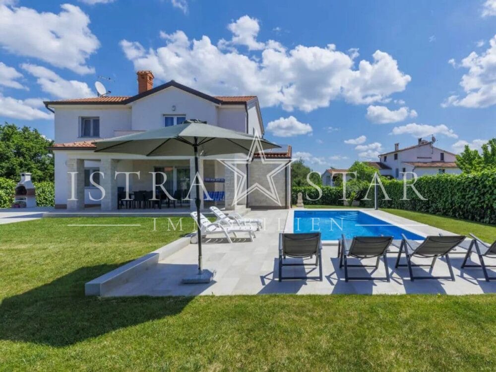 Stilvolle Villa mit Pool und gepflegtem Garten in ruhiger Umgebung, nahe Porec