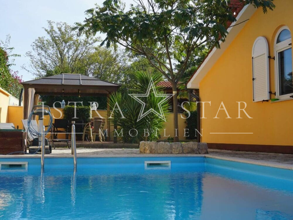 Schönes Haus mit Pool und gepflegtem Garten in beliebter Lage mit Meerblick, nahe Porec