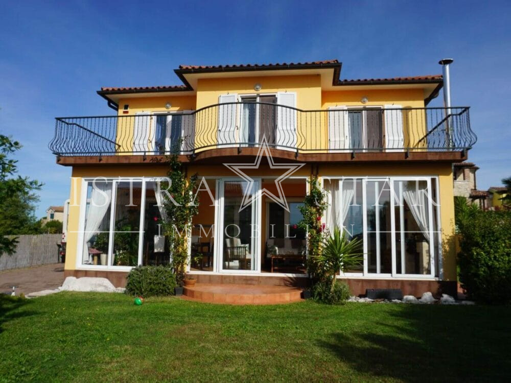 Schönes Haus mit Pool und gepflegtem Garten in beliebter Lage mit Meerblick, nahe Porec