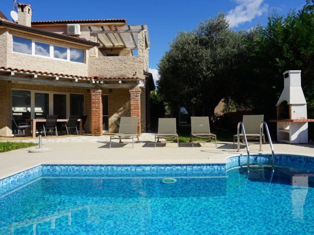 Modernes Domizil, Doppelhaushälfte mit Pool, Garten und offener Galerie nahe Visnjan