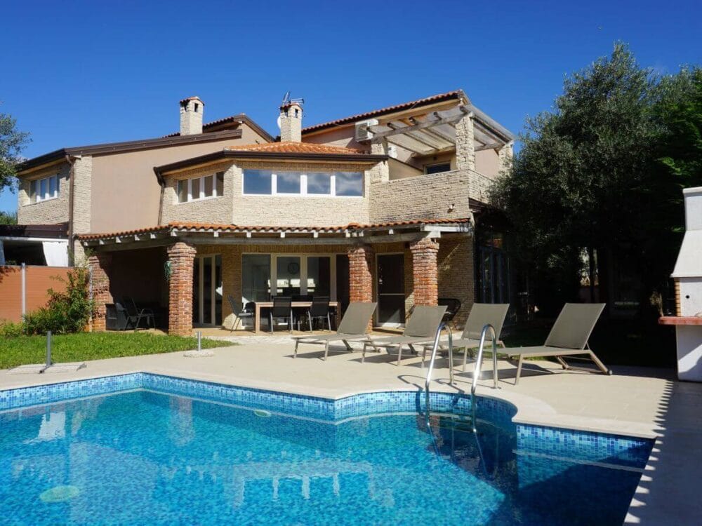 Modernes Domizil, Doppelhaushälfte mit Pool, Garten und offener Galerie nahe Visnjan