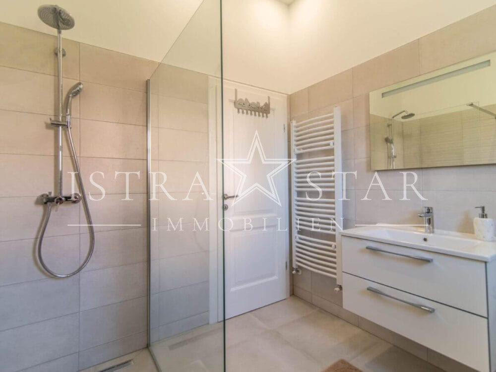 Istrisches Traumhaus mit Pool, Garten und Sommerküche, ruhige Lage, Meeresnähe in Porec