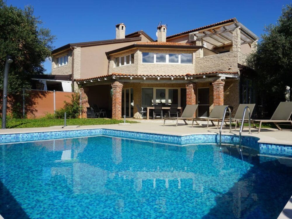 Modernes Domizil, Doppelhaushälfte mit Pool, Garten und offener Galerie nahe Visnjan