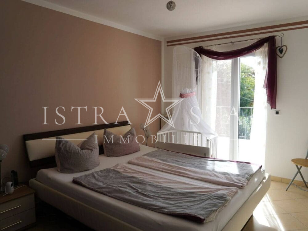 Schönes Haus mit Pool und gepflegtem Garten in beliebter Lage mit Meerblick, nahe Porec
