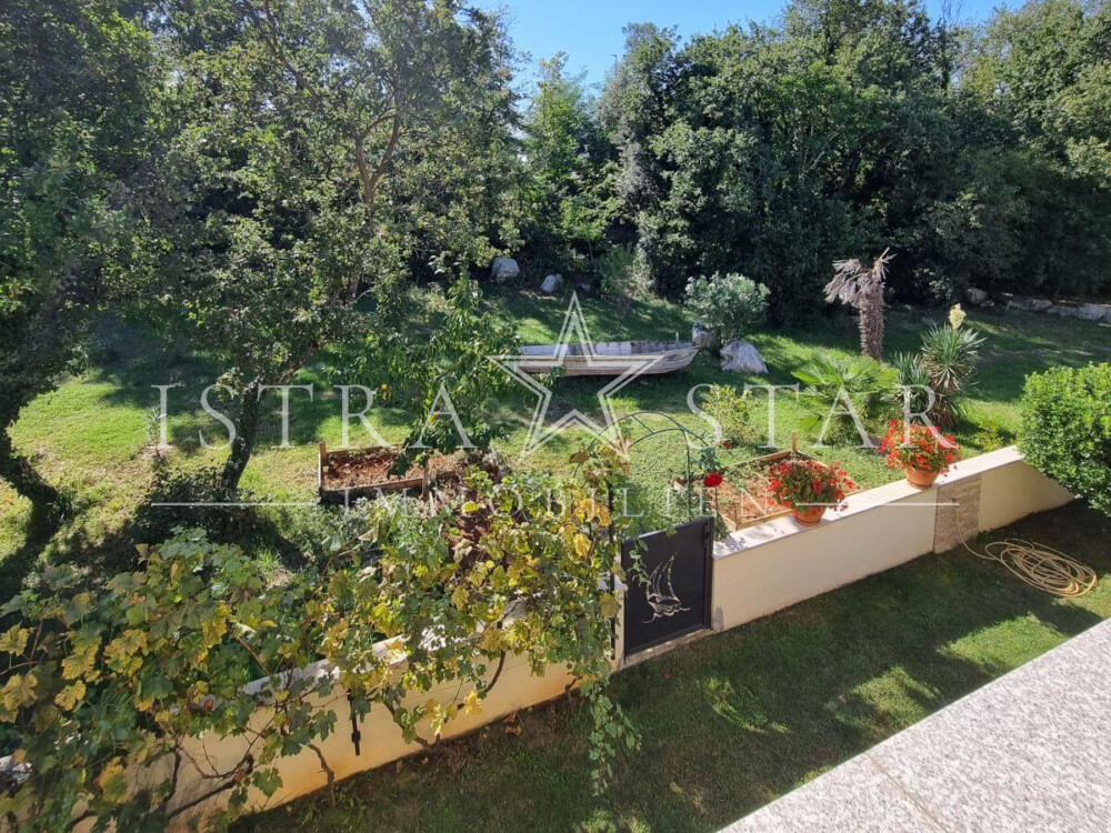 Doppelhaushälfte mit zwei unabhängigen Wohnungen und gepflegtem Garten in begehrter Lage von Porec