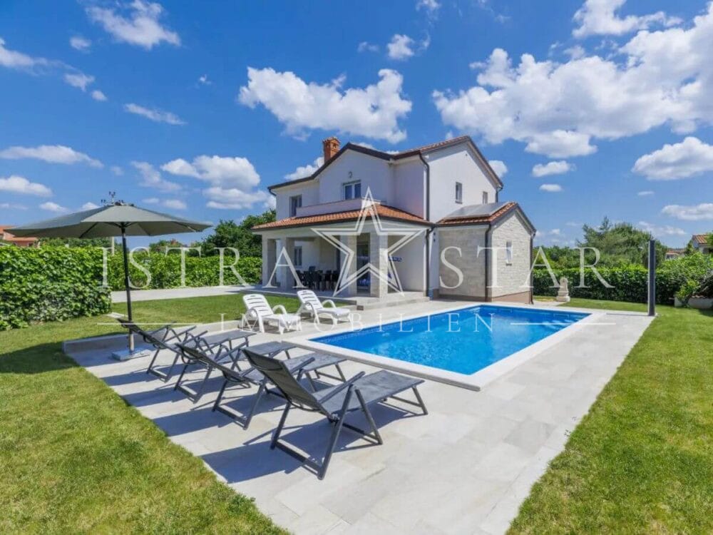 Stilvolle Villa mit Pool und gepflegtem Garten in ruhiger Umgebung, nahe Porec