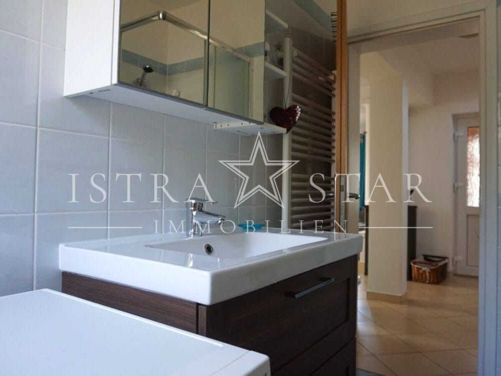 Schönes Haus mit Pool und gepflegtem Garten in beliebter Lage mit Meerblick, nahe Porec