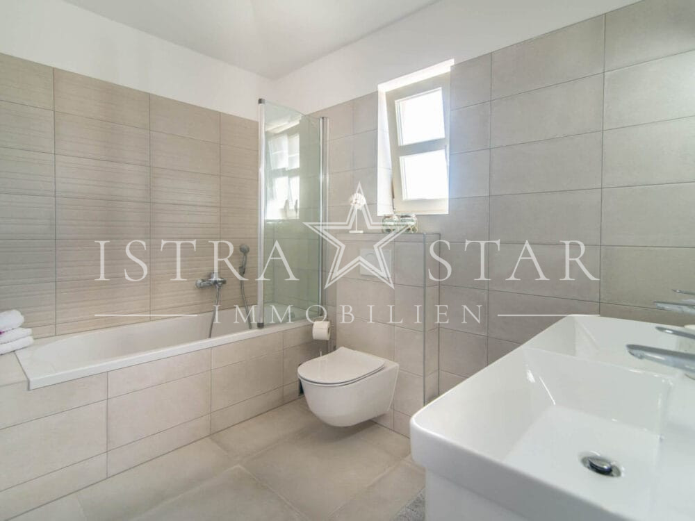 Istrisches Traumhaus mit Pool, Garten und Sommerküche, ruhige Lage, Meeresnähe in Porec