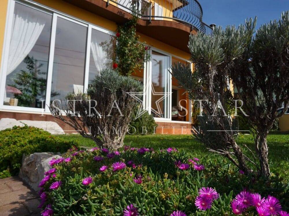 Schönes Haus mit Pool und gepflegtem Garten in beliebter Lage mit Meerblick, nahe Porec