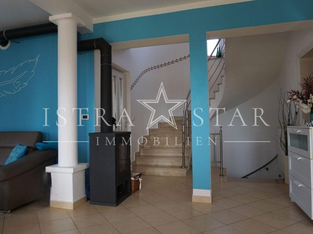 Schönes Haus mit Pool und gepflegtem Garten in beliebter Lage mit Meerblick, nahe Porec
