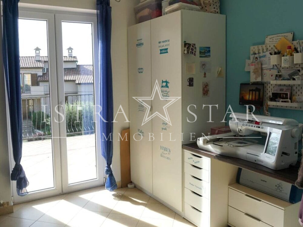 Schönes Haus mit Pool und gepflegtem Garten in beliebter Lage mit Meerblick, nahe Porec