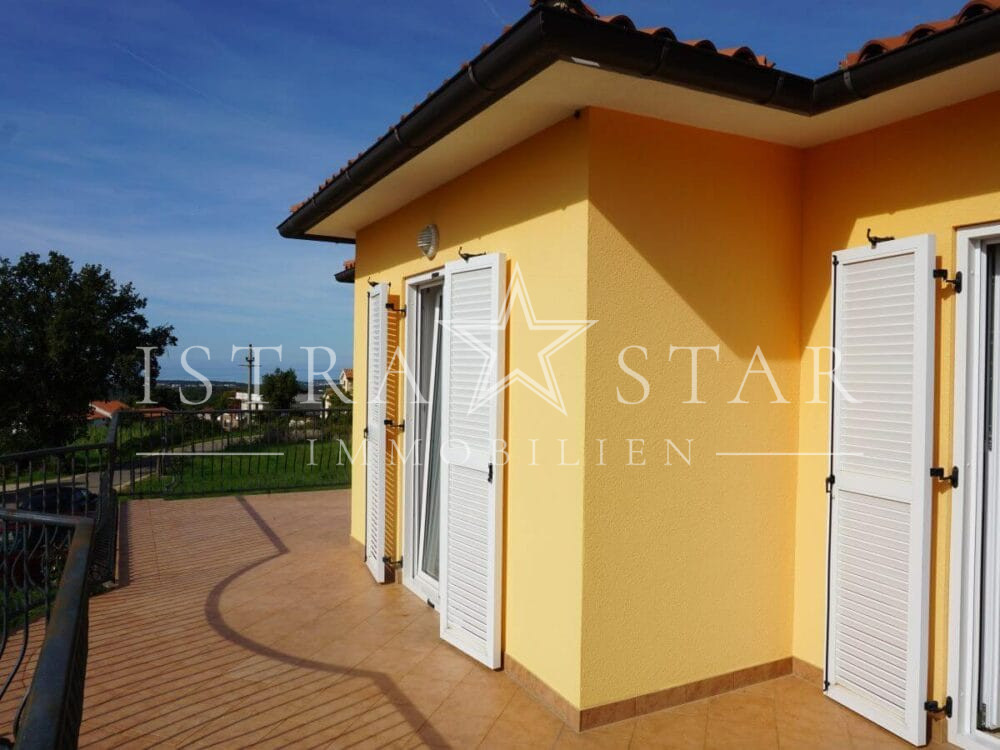Schönes Haus mit Pool und gepflegtem Garten in beliebter Lage mit Meerblick, nahe Porec