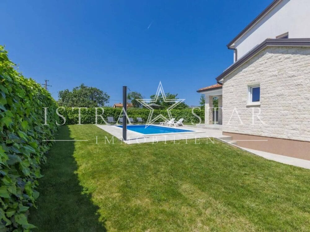 Stilvolle Villa mit Pool und gepflegtem Garten in ruhiger Umgebung, nahe Porec