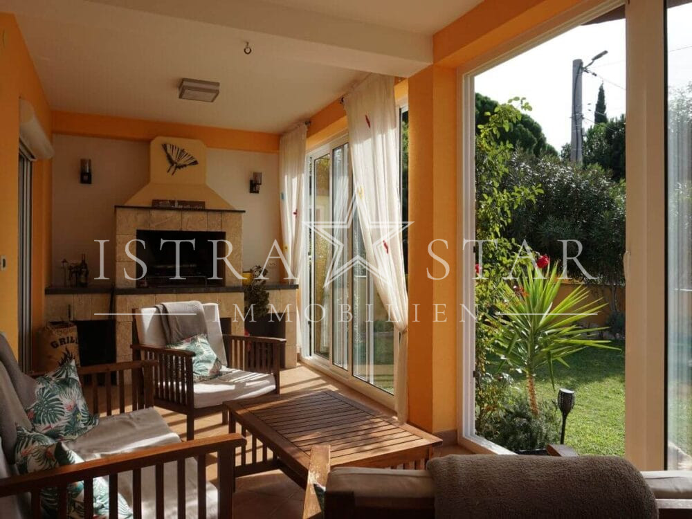 Schönes Haus mit Pool und gepflegtem Garten in beliebter Lage mit Meerblick, nahe Porec