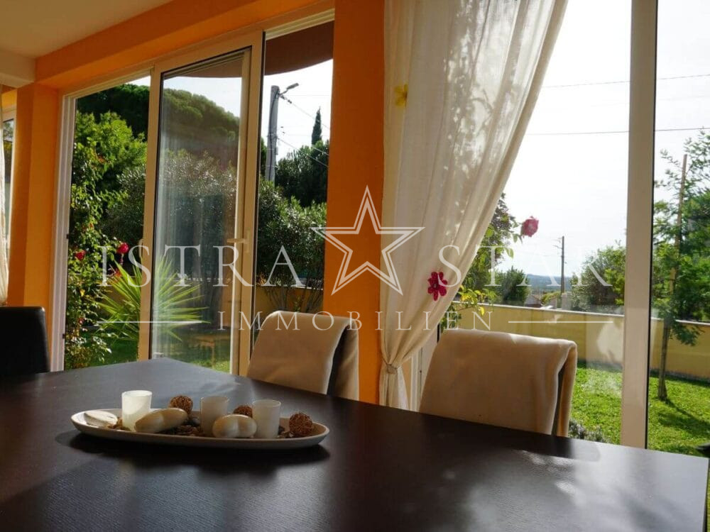 Schönes Haus mit Pool und gepflegtem Garten in beliebter Lage mit Meerblick, nahe Porec
