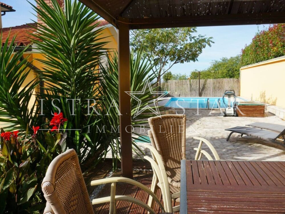 Schönes Haus mit Pool und gepflegtem Garten in beliebter Lage mit Meerblick, nahe Porec