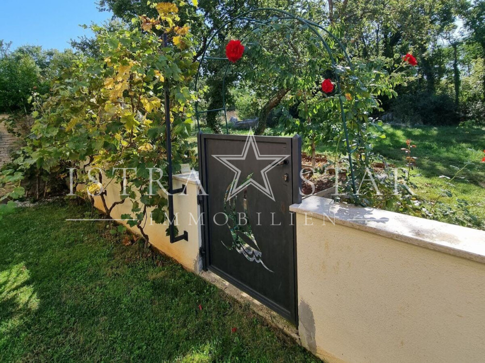 Doppelhaushälfte mit zwei unabhängigen Wohnungen und gepflegtem Garten in begehrter Lage von Porec
