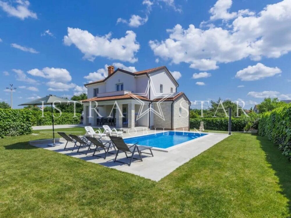Stilvolle Villa mit Pool und gepflegtem Garten in ruhiger Umgebung, nahe Porec