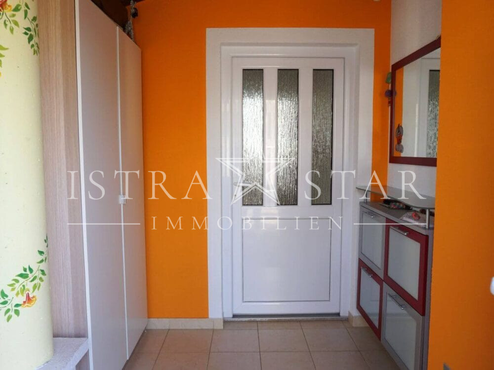 Schönes Haus mit Pool und gepflegtem Garten in beliebter Lage mit Meerblick, nahe Porec