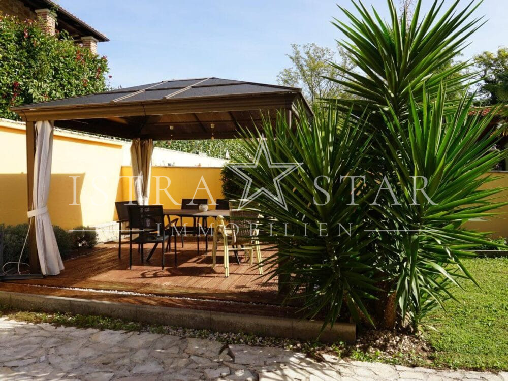 Schönes Haus mit Pool und gepflegtem Garten in beliebter Lage mit Meerblick, nahe Porec
