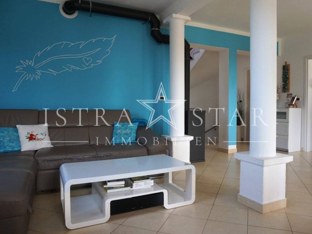 Schönes Haus mit Pool und gepflegtem Garten in beliebter Lage mit Meerblick, nahe Porec