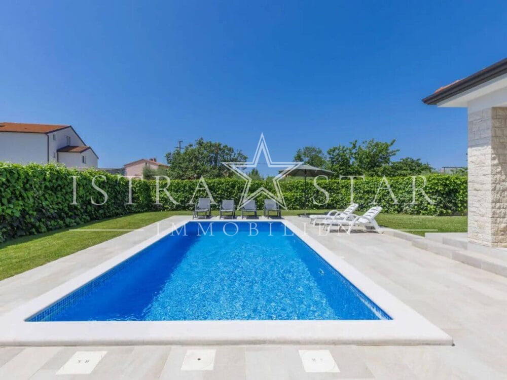 Stilvolle Villa mit Pool und gepflegtem Garten in ruhiger Umgebung, nahe Porec