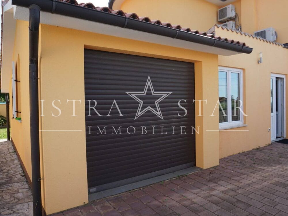 Schönes Haus mit Pool und gepflegtem Garten in beliebter Lage mit Meerblick, nahe Porec