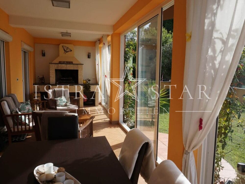 Schönes Haus mit Pool und gepflegtem Garten in beliebter Lage mit Meerblick, nahe Porec
