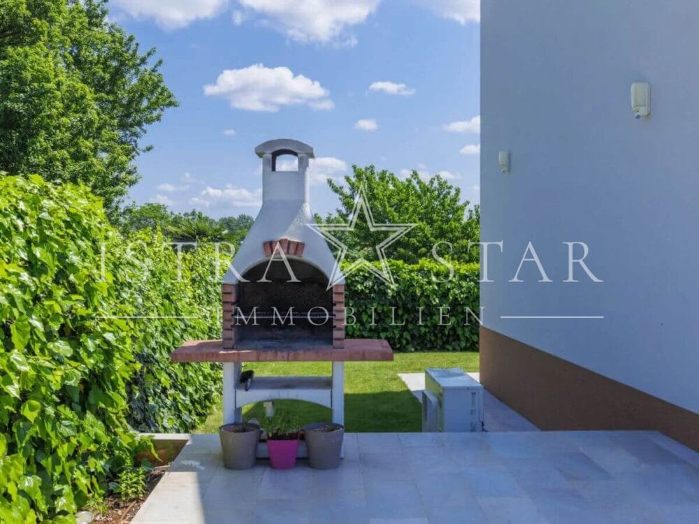 Stilvolle Villa mit Pool und gepflegtem Garten in ruhiger Umgebung, nahe Porec